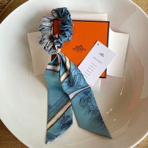 Authentic Hermès 100% silk twilly scrunchie (color: blue)
